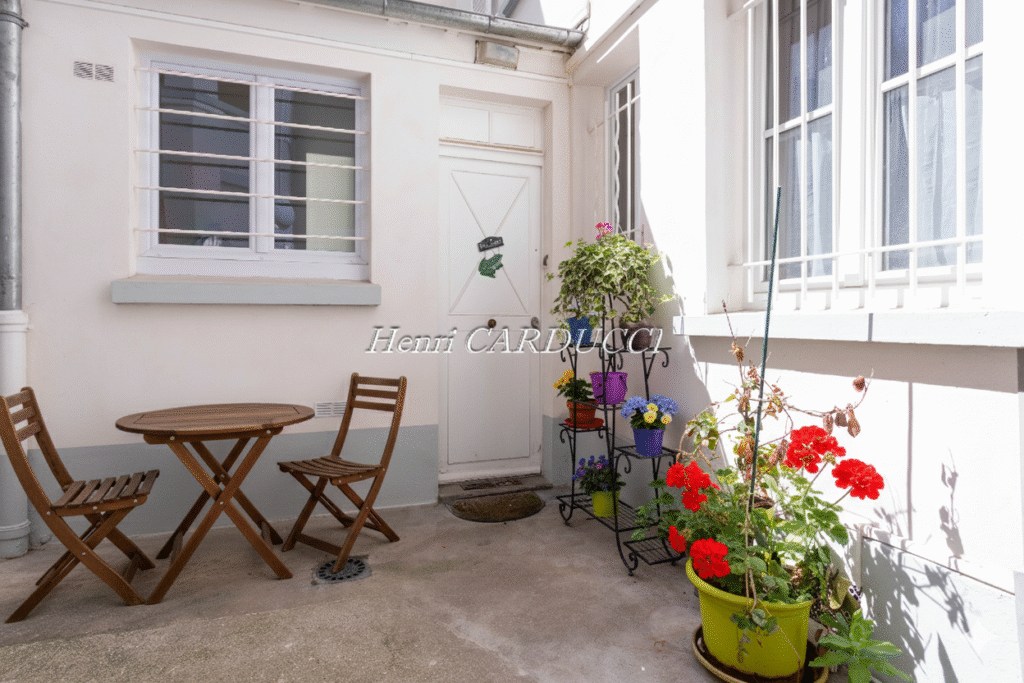 sejour-appartement-paris-17-epinettes.jpg cour-interieure-paris-17-epinettes